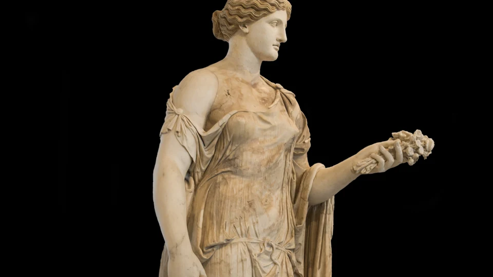 Estátua antiga de Flora, a deusa romana das flores, vestida com túnica, no Museu Arqueológico de Nápoles
