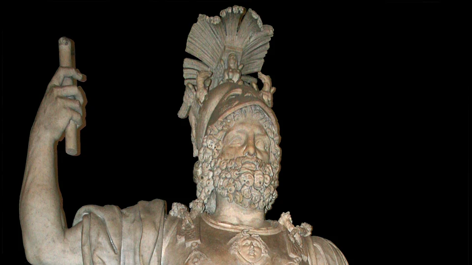 Estátua colossal de Marte, o deus romano da guerra, com elmo e armadura, nos Museus Capitolinos, em Roma