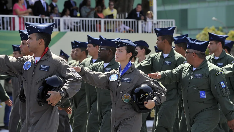 Militares da Aeronáutica marchando de uniforme no desfile de 7 de setembro, em Brasília