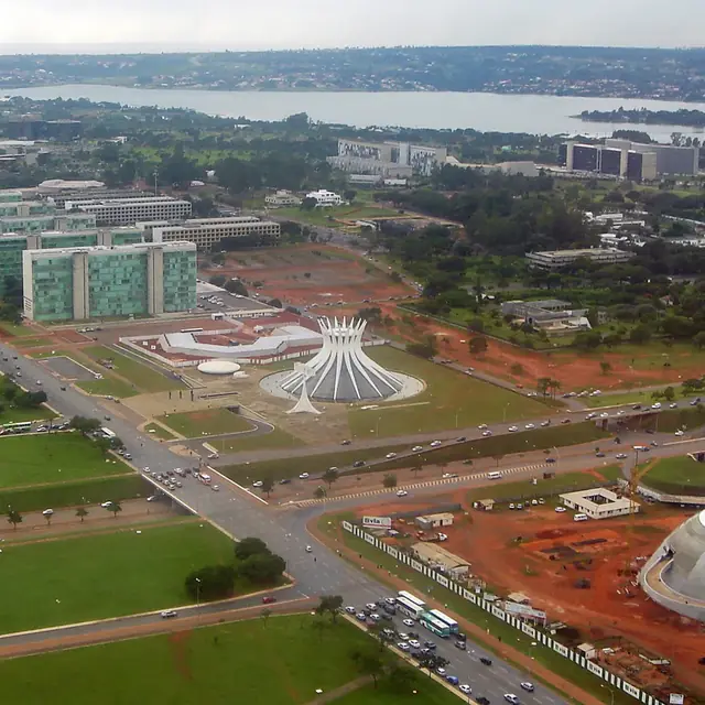 Esplanada dos Ministérios vista do alto, com os blocos dos ministérios, a Catedral e o Museu Nacional