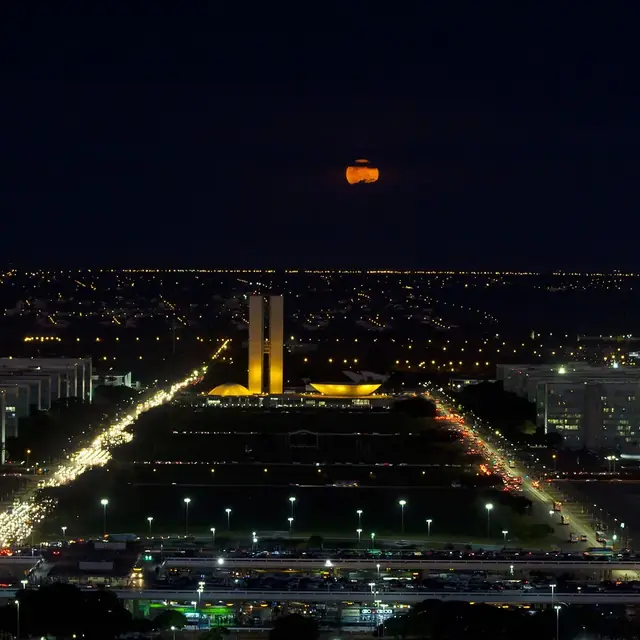 Esplanada dos Ministérios iluminada à noite, vista da Torre de TV de Brasília