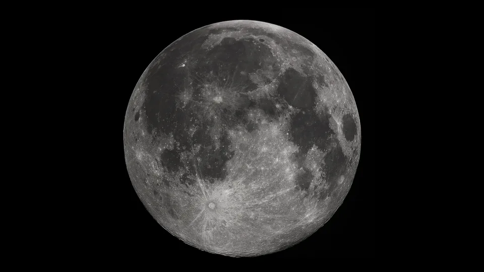 Lua cheia inteira e bem iluminada contra o céu negro, com crateras e mares visíveis