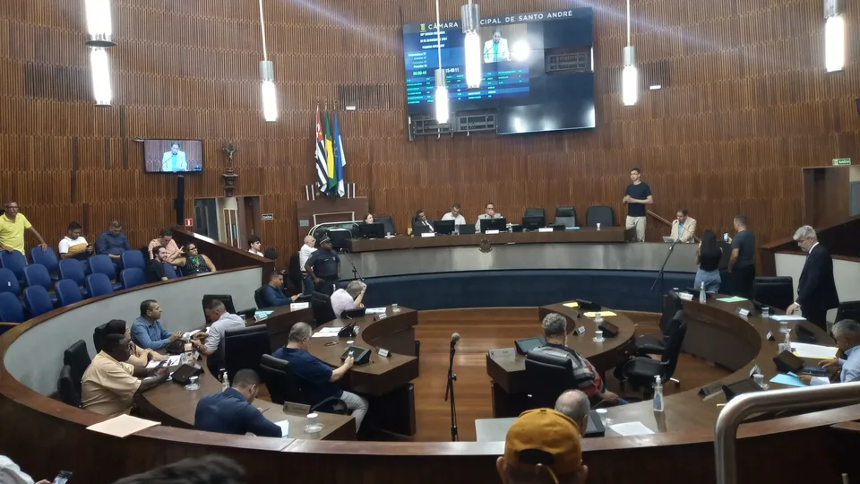 Plenário da Câmara Municipal de Santo André durante uma sessão, com vereadores nas bancadas e o painel de votação ao fundo