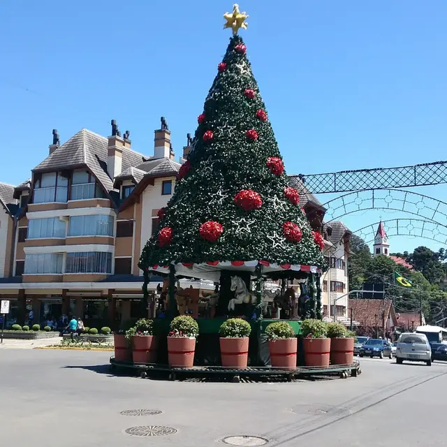 Grande árvore de Natal decorada numa praça de Gramado, no Rio Grande do Sul