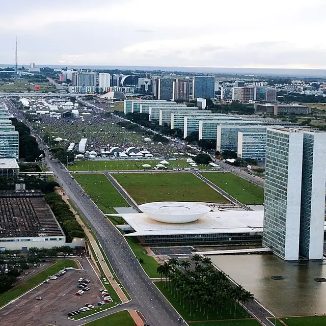 Vista aérea da Esplanada dos Ministérios em Brasília, com o Congresso Nacional ao fundo