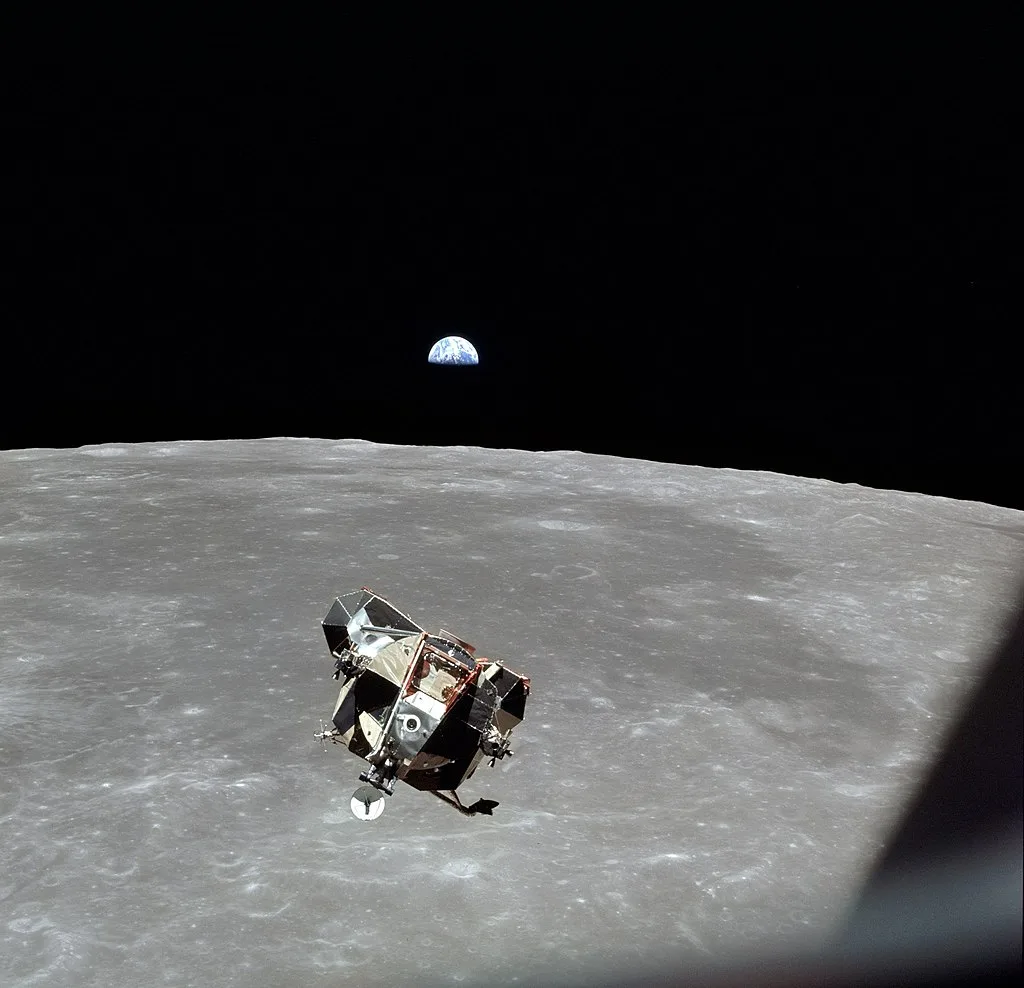 Módulo lunar Eagle da missão Apollo 11 pousado no Mare Tranquillitatis em julho de 1969, durante a primeira caminhada humana na Lua.