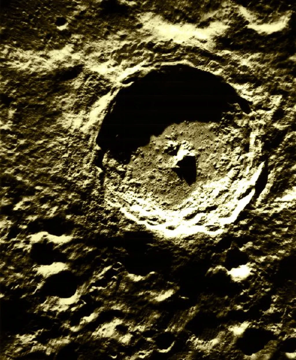 Cratera Tycho fotografada em detalhe pelo Lunar Reconnaissance Orbiter, com o pico central e as paredes íngremes bem visíveis.