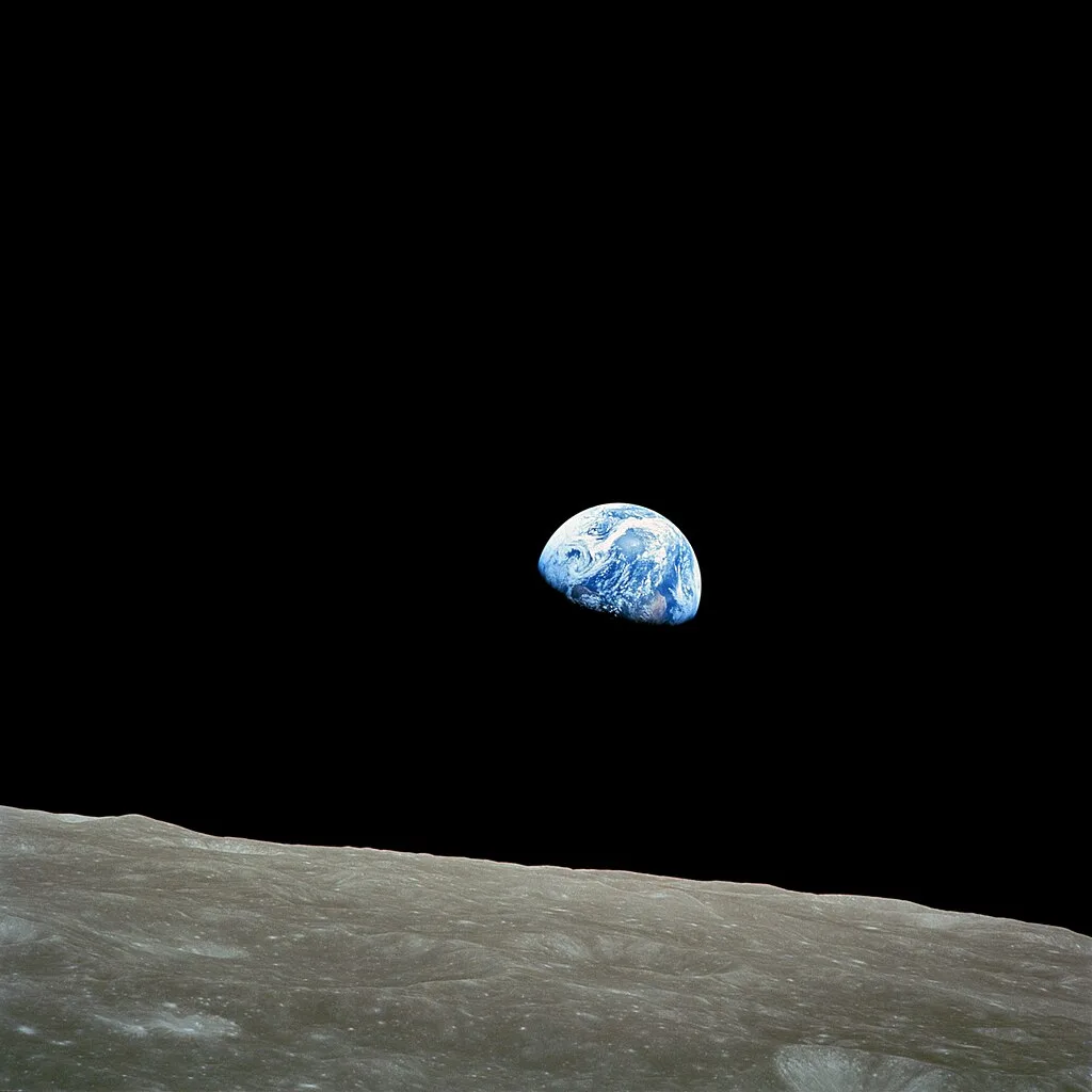 A famosa Earthrise fotografada por Bill Anders durante a missão Apollo 8, mostrando a Terra surgindo sobre o horizonte lunar em 1968.