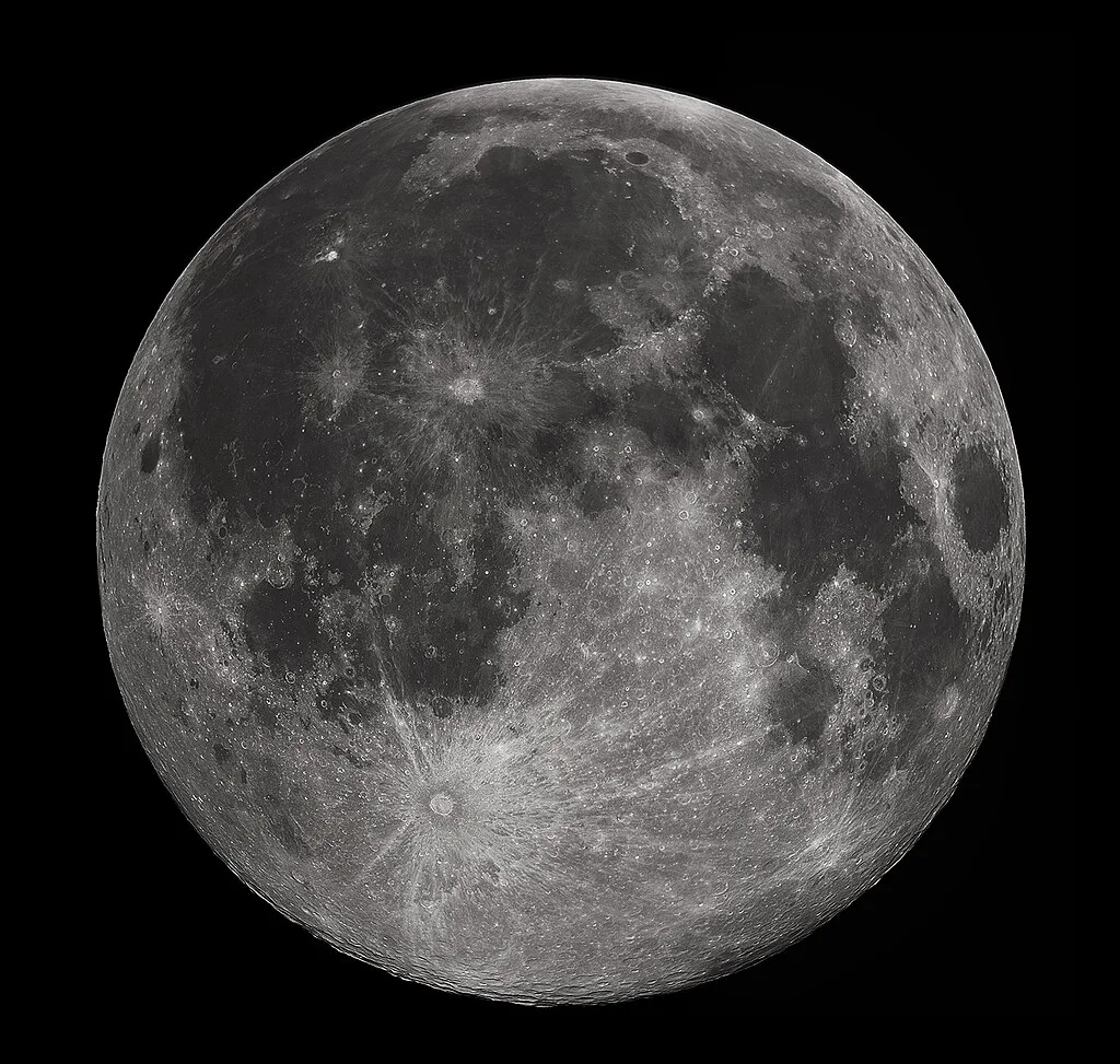 Lua cheia em close-up de alta resolução fotografada por Gregory Revera em 2010, mostrando craters e maria do lado visível.