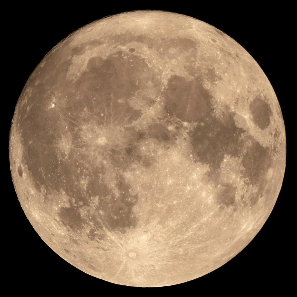 Superlua de novembro de 2016 fotografada sobre a cidade de Minneapolis, com o disco lunar parecendo maior por estar próximo ao perigeu.